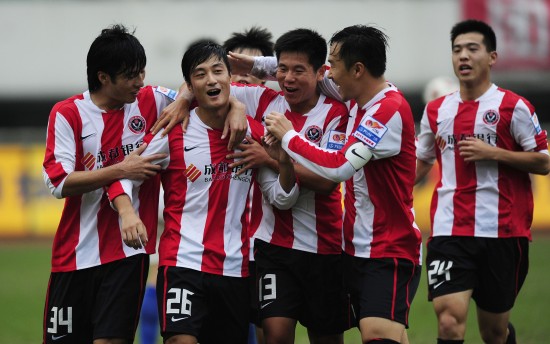 队友接连被罚下！维尼修斯讽刺裁判：多来点红牌吧！（队友相继染红，维尼修斯冷嘲裁判：尽管多掏红牌！）