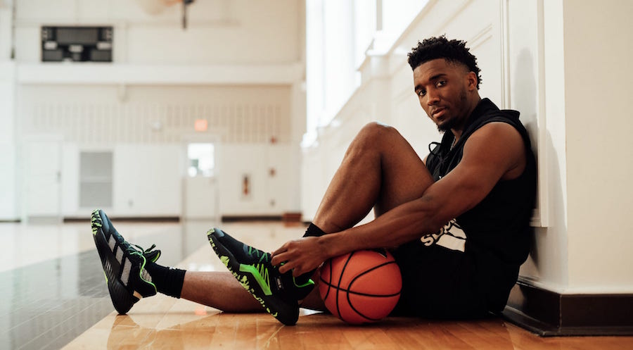 杨瀚森带女友赴美引发争议，好友崔永熙称其应专注篮球，网友支持其在球场表现。（杨瀚森携女友赴美引热议：崔永熙建议专注篮球，网友力挺其场上表现）