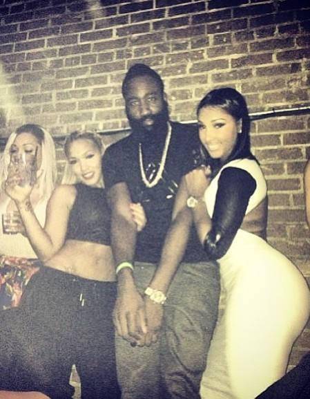 篮球勇士明星球员连续三场20+得分（勇士队当家球星连续三战砍下20+分）