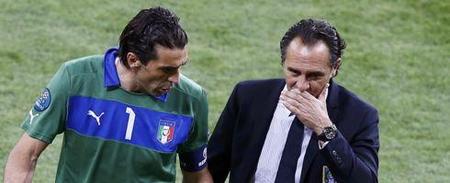 门将助攻前锋！离谱名场面（门将送出助攻，前锋破门上演离谱一幕）