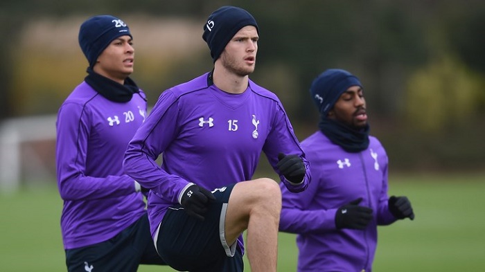 太阳报：麦克托米奈领意甲最佳球员奖，被女友透视着装抢风头（太阳报：麦克托米奈加冕意甲最佳球员，女友透视造型抢镜）