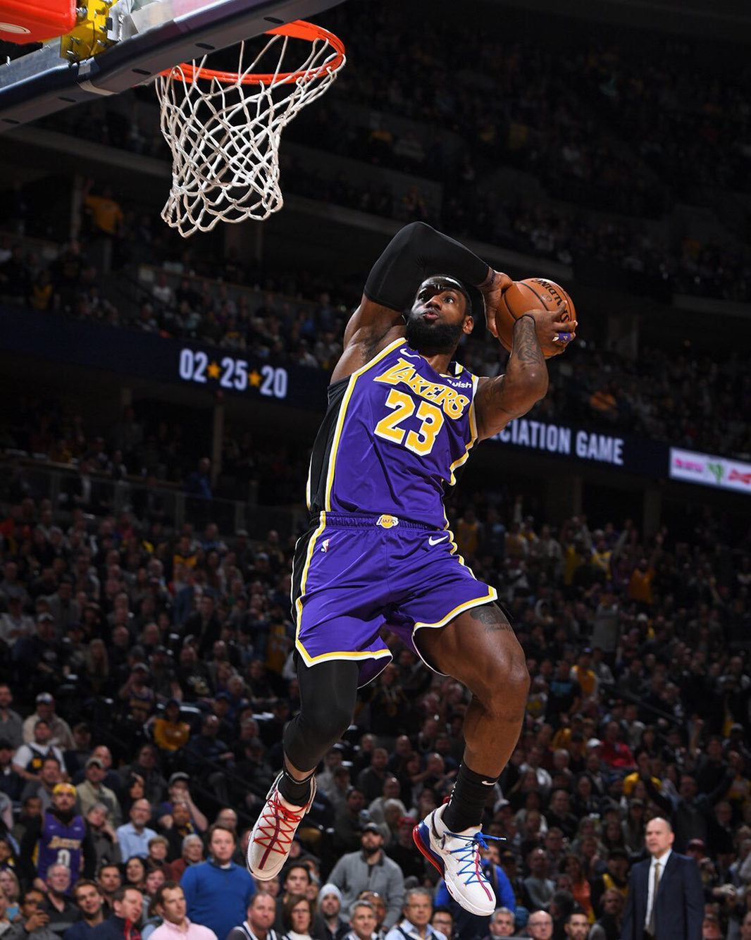 鹈鹕第二节7次失误，单节净负14分半场落后老鹰10分（鹈鹕次节7失误致净负14分，半场落后老鹰10分）