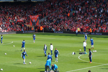 有爱，埃德森用手语向一名聋哑女球童示意：我爱你