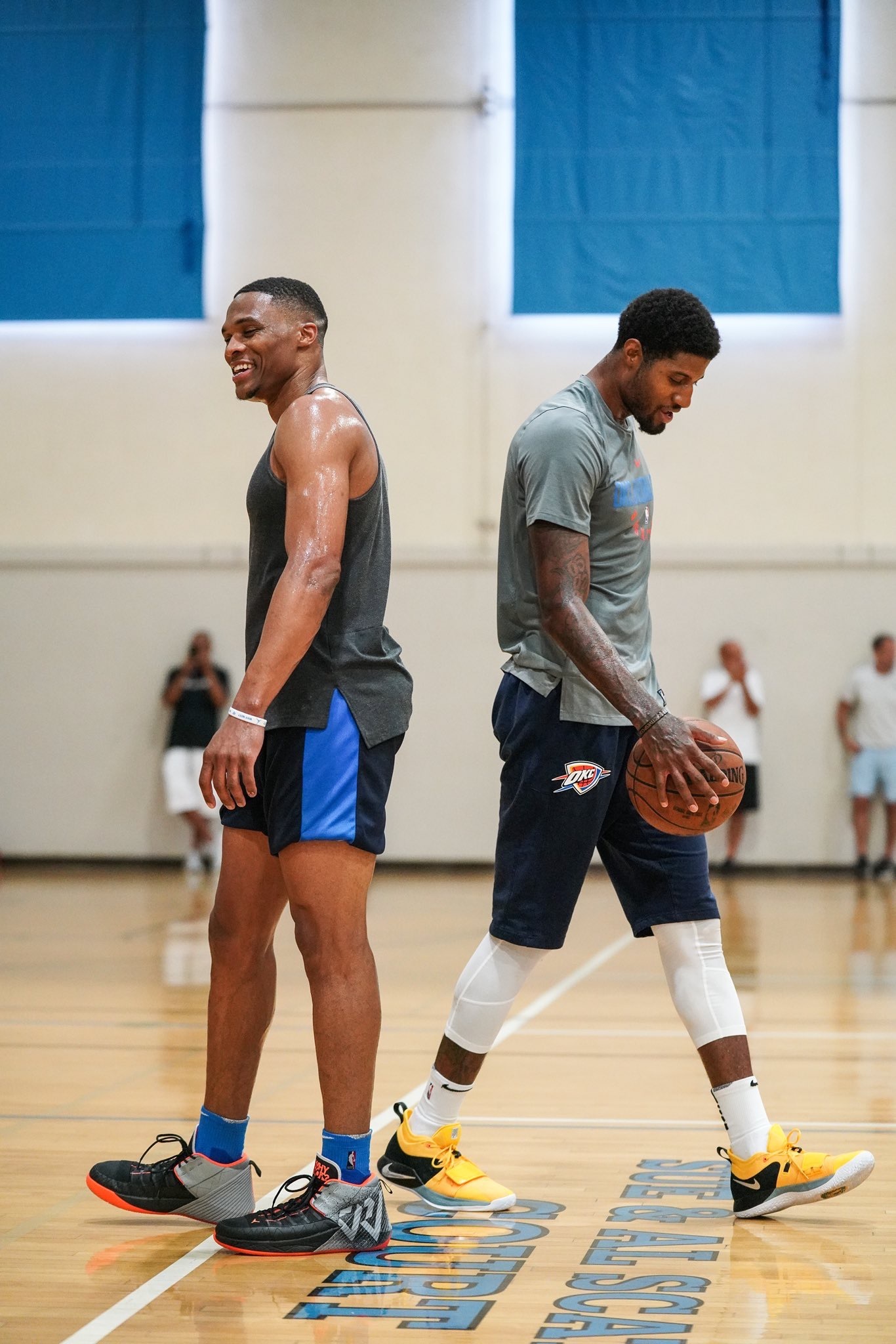 教练夸他“像黄金一样重要”（教练：他的重要性堪比黄金）